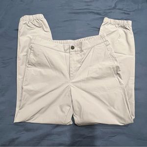 BNWOT Banana Republic men's tech jogger with semi-elastic waistband.